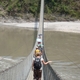Team unterwegs auf einer Hängebrücke im Himalaja
