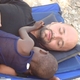 Mit einem haitianischen Erdbebenopfer in den Armen